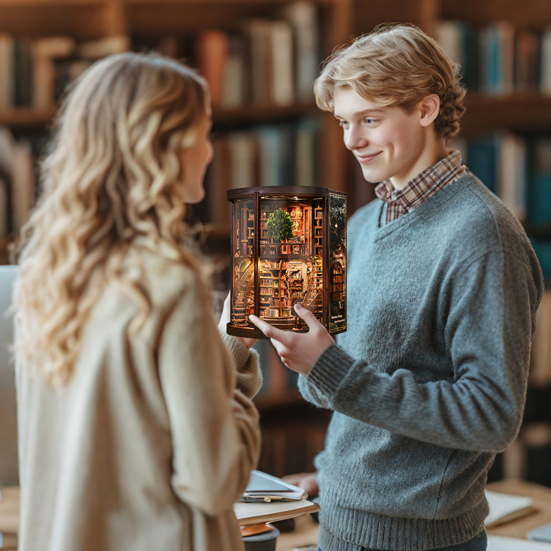 Book Nook DIY Fantasy Anneaux de Sagesse – Maison Miniature Magique 3D avec LED – Déco Médiévale Bibliothèque