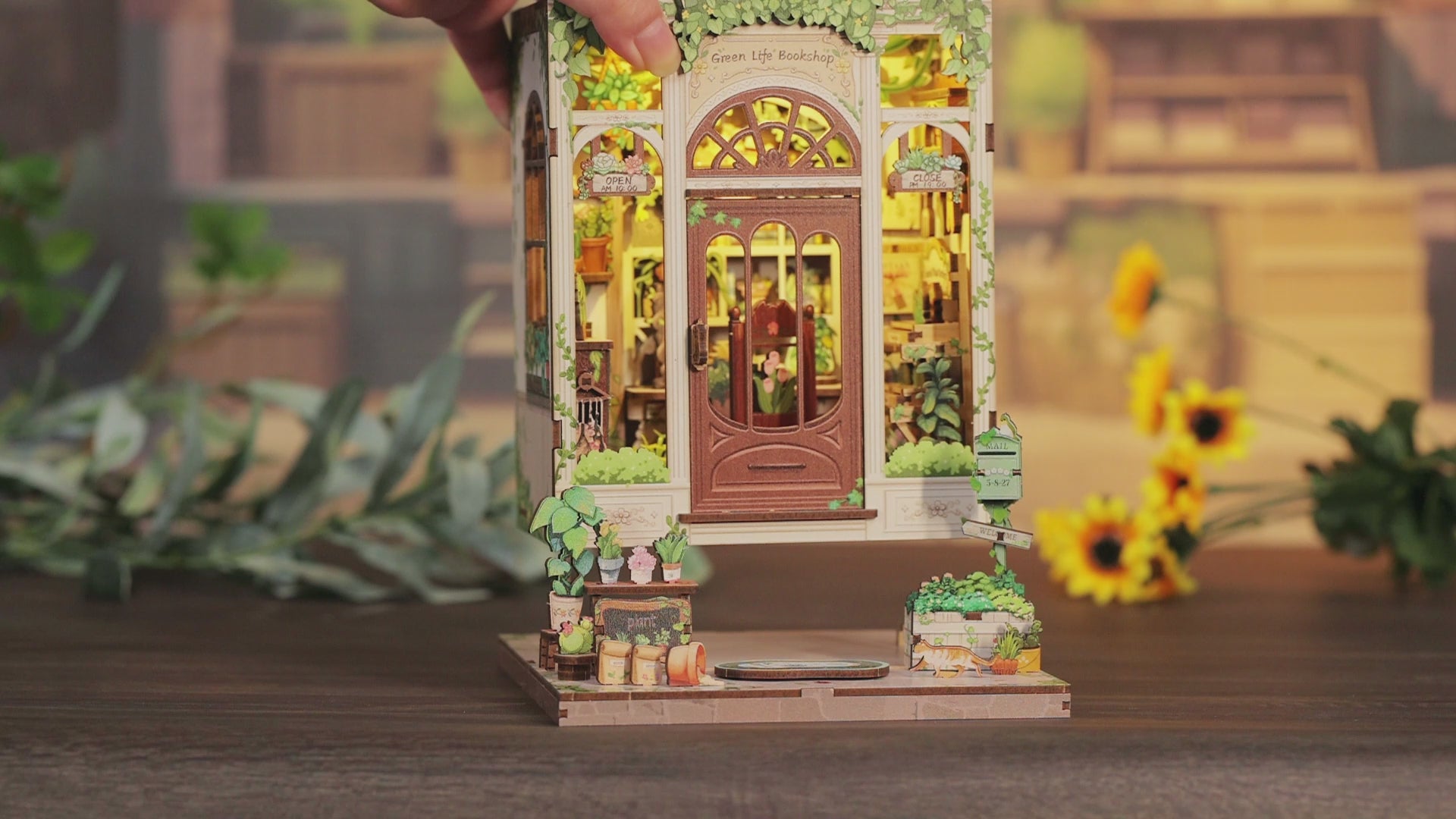 Book Nook DIY Green Life Bookshop – Librairie Miniature à Construire – Kit Maquette 3D Bois LED – Décor Étagère